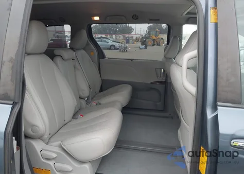 2013 Toyota Sienna Xle V6 8 Passenger z USA, uszkodzony, nr VIN 5TDYK3DC8DS364236